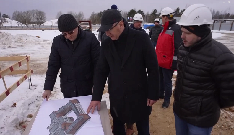 Владислав Шапша проверил работы по строительству школы в микрорайоне Байконур 