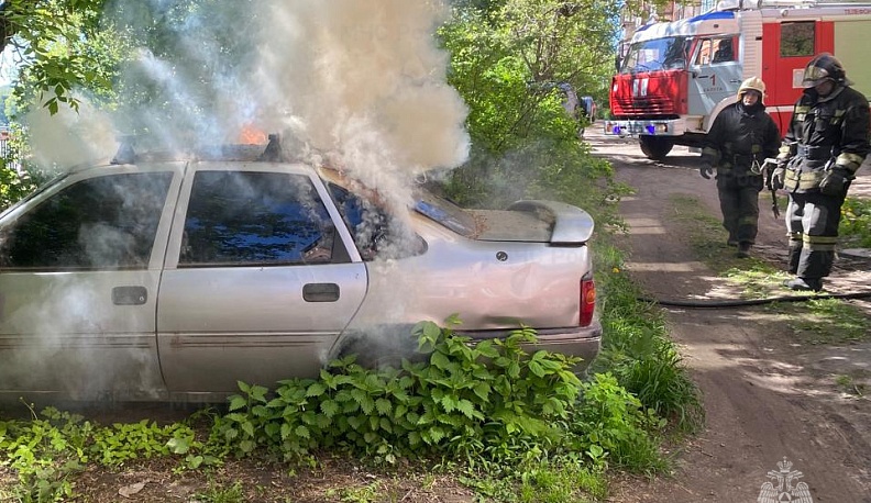 В Калуге во дворе многоквартирного дома сгорела машина