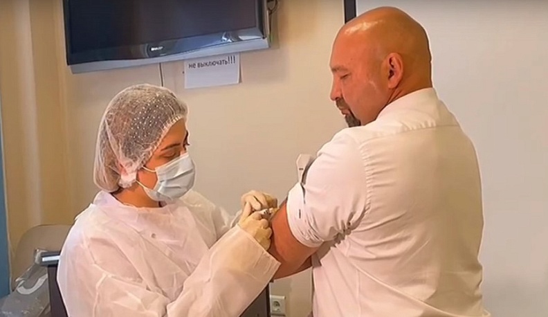 Глава минздрава Калужской области привился от гриппа