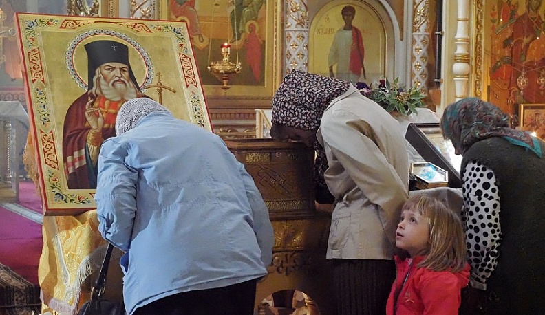 В Никитский храм Калуги доставили икону и частицу мощей святителя Луки Крымского