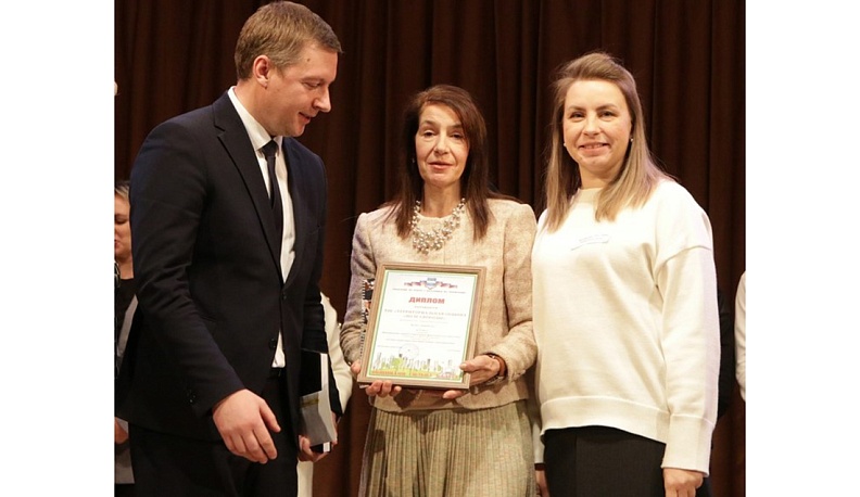 Заместитель  городского  головы Калуги Александр Серяков вручает диплом победителям в номинации «Моя инициатива».