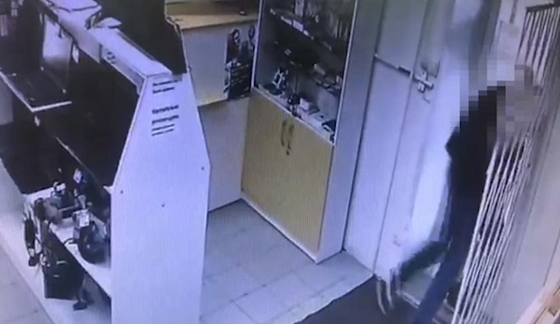 В Калуге продавец ломбарда вступил в драку и задержал вора