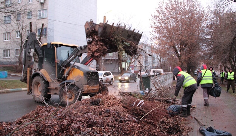 В Калуге продолжают убирать свалки около контейнерных площадок