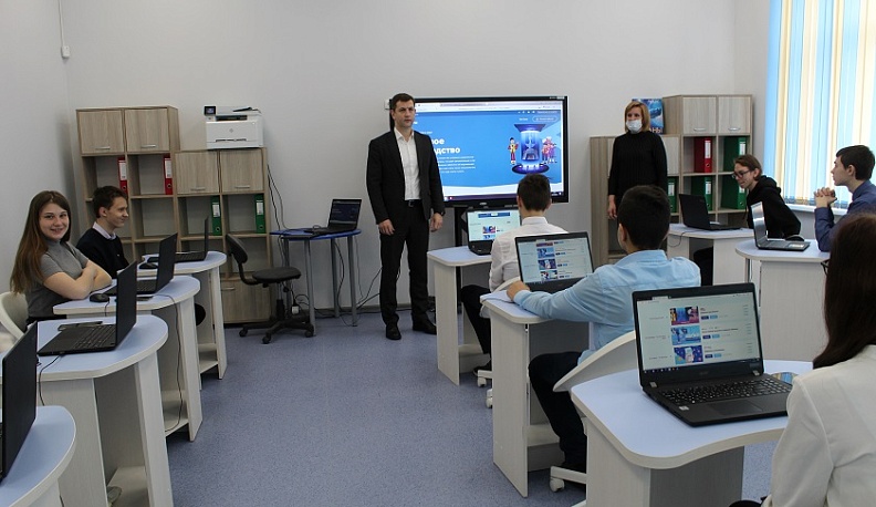 Дмитрий Разумовский провел «Урок цифры» для девятиклассников