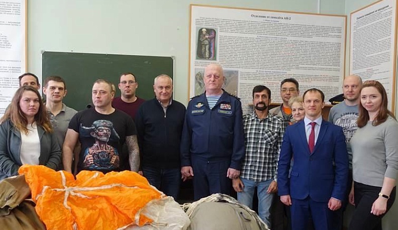 Федерации парашютного спорта Калужской области подарили 4 комплекта парашютов