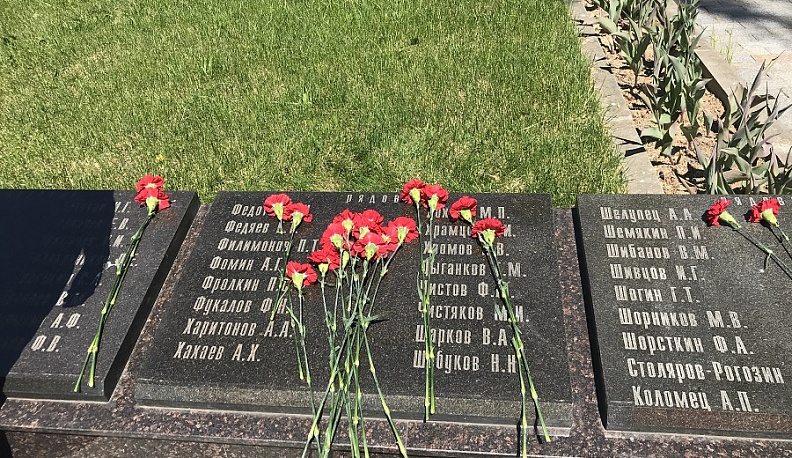 Землю из Бурятии привезла в Обнинск на могилу своего дяди-красноармейца жительница Петербурга