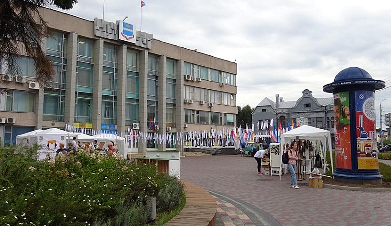 Сквер у городской управы Калуги сегодня стал белоленточным