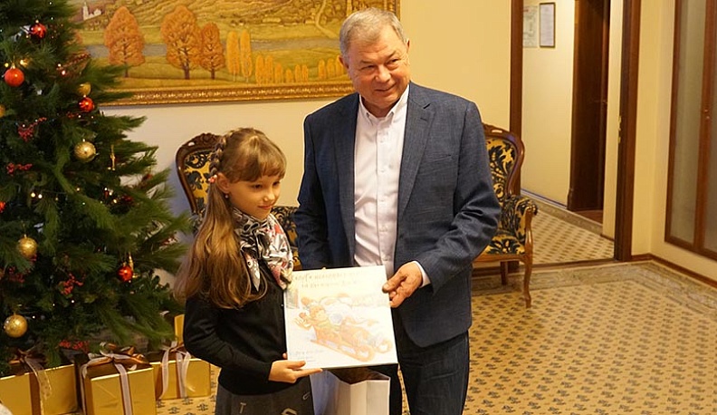 Анатолий Артамонов поздравил Киру Симонову с наступающим Новым годом