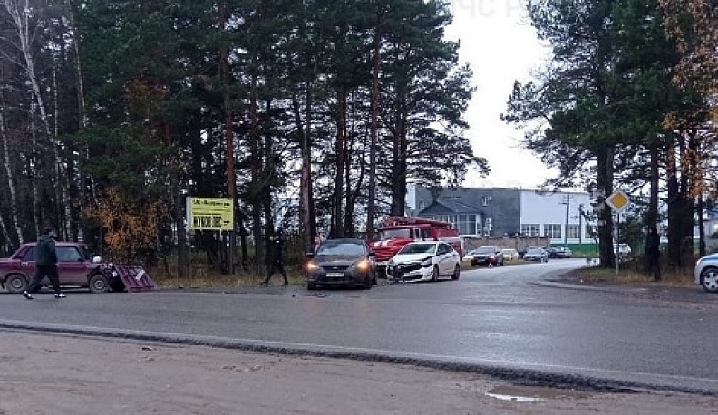 Три легковушки столкнулись на трассе в Калужской области