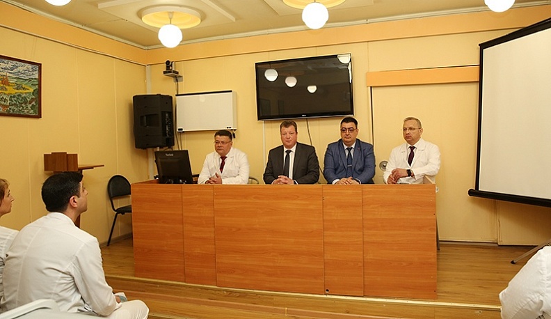 Коллектив БСМП аплодисментами встретил назначение Цкаева