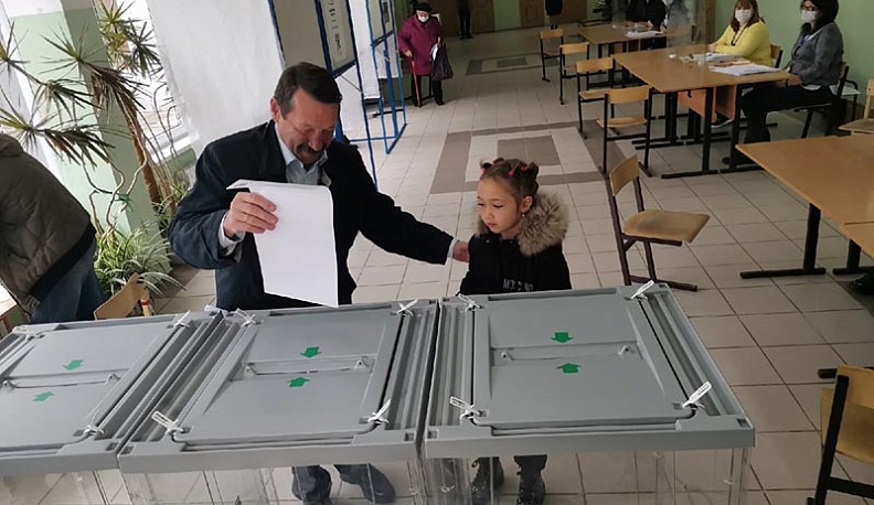 Геннадий Скляр привел на избирательный участок внучку