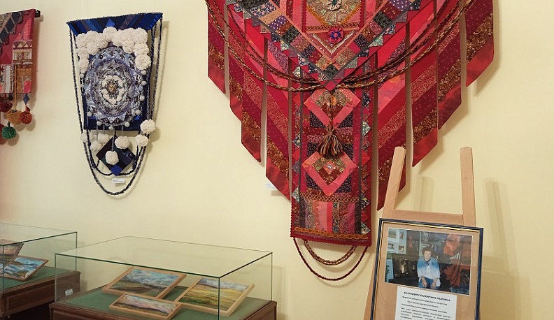 В калужском музее представили работу из лоскутков, подаренную президенту