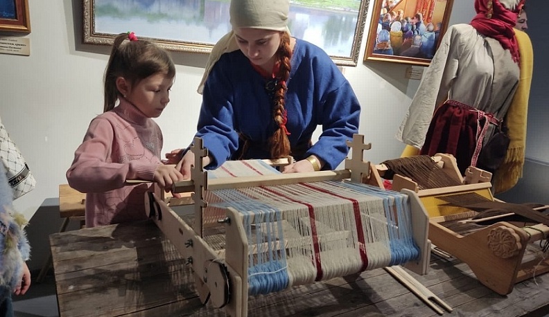 На фестивале «УграФест» можно было познакомиться с различными ремёслами: от изготовления монет до ткачества