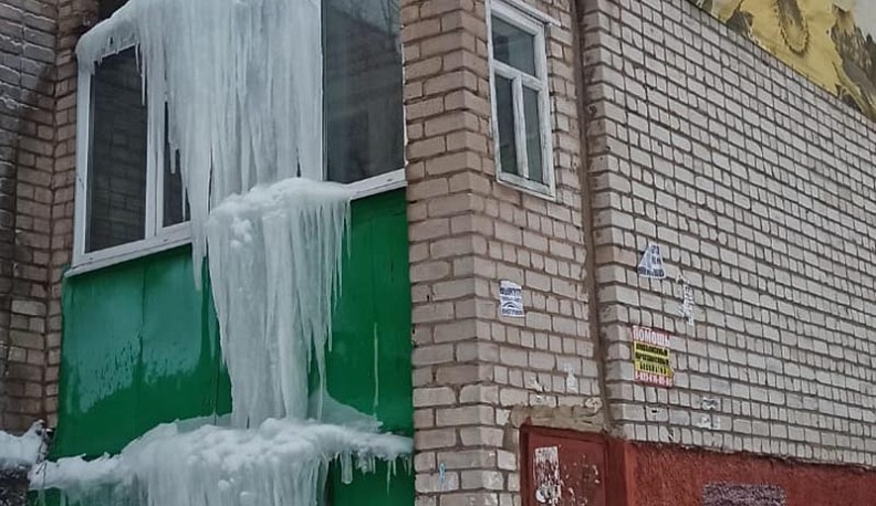 В Калуге прокуратура объявила 10 учреждениям предостережения из-за сосулек на крышах