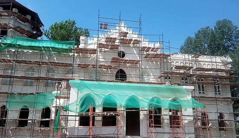 На фасад готического дома под Калугой вернут декоративные элементы