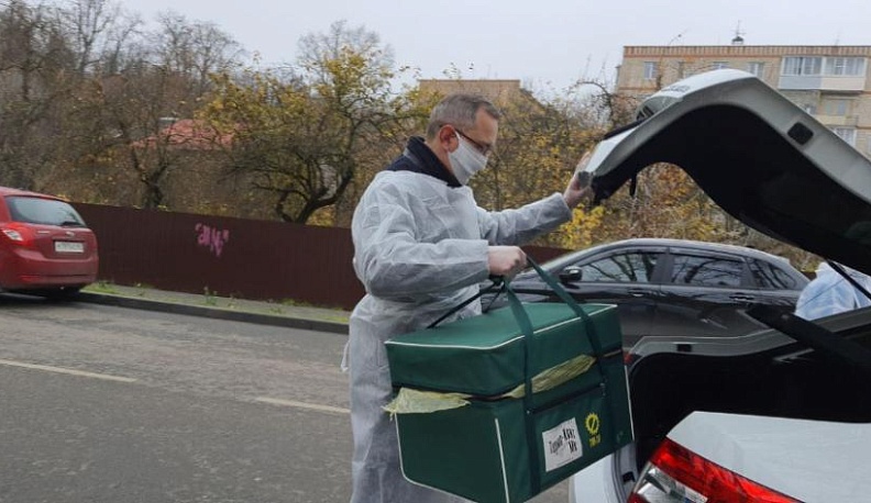 Губернатор Калужской области лично развозит медиков на вызовы к пациентам