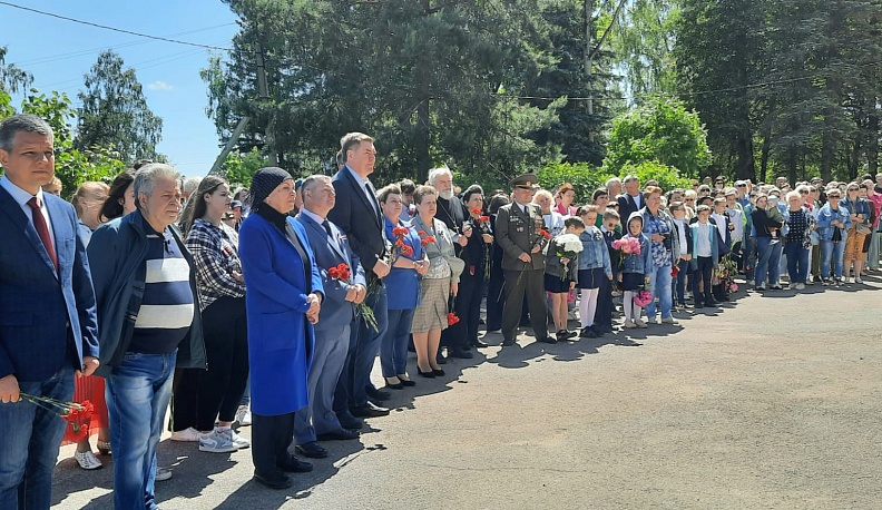 В День России в Тарусе открыли мемориальную доску герою СВО Александру Дёмкину