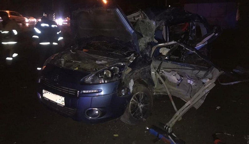 В Калужской области фура «Скания» на встречке протаранила легковушку и влетела в столб