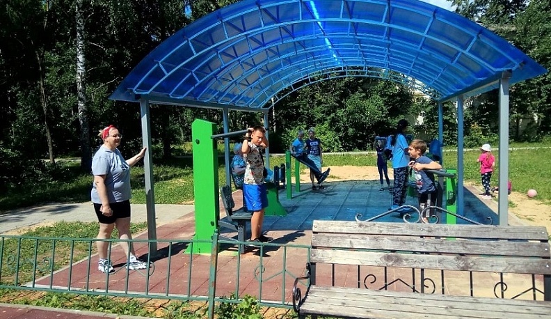 В поселке Новослободск сделали спортивную площадку с тренажерами