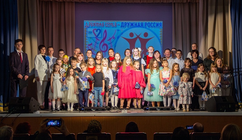 В Жиздре прошел фестиваль семейных ансамблей «Дружная семья – дружная Россия»