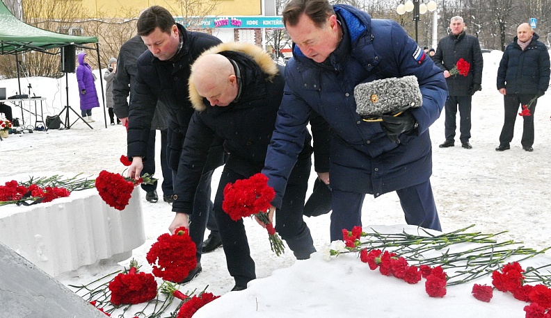 Владислав Шапша возложил цветы к памятнику воинам-интернационалистам