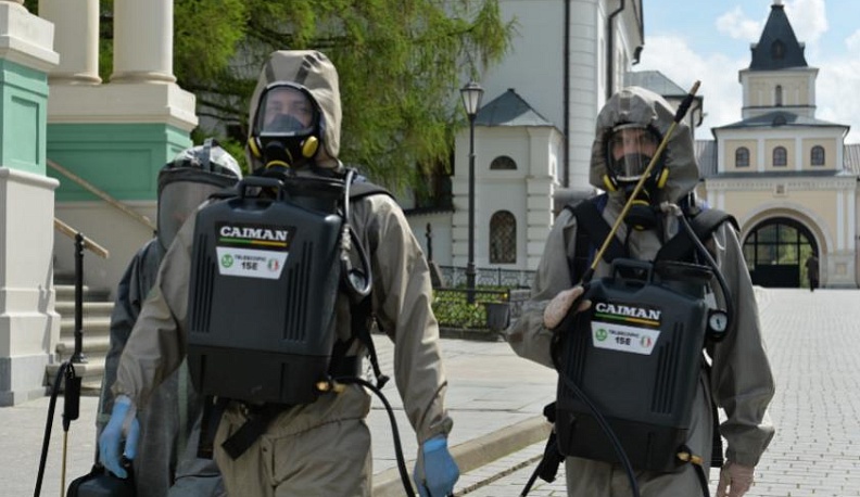 Калужские спасатели продезинфицировали территорию монастыря Оптина пустынь