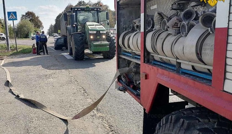 В Калужской области в аварии с трактором погиб 25-летний водитель ВАЗа