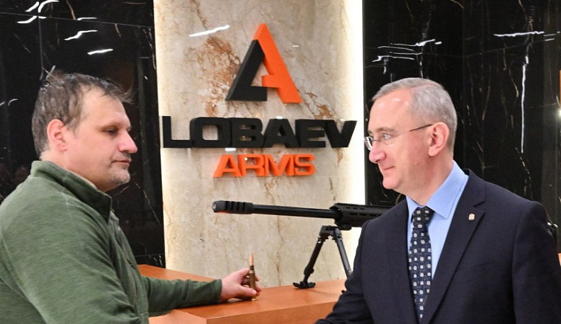 Владислав Шапша передал в гаубичный дивизион имени Г.К. Жукова уникальную снайперскую винтовку