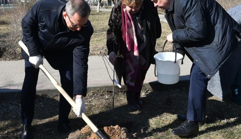 Владислав Шапша в Козельском районе посадил вишни