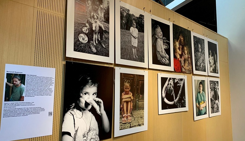 В Калуге открылась фотовыставка детских портретов «Сядь нормально!»