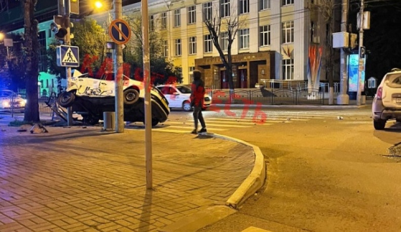 После ночной аварии в центре Калуги такси повисло на светофоре