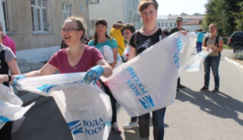 Тарусяне очистили от мусора берег Оки и Соловьиную рощу