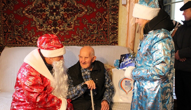 В Сухиничском округе ветерана поздравили с наступающим Новым годом