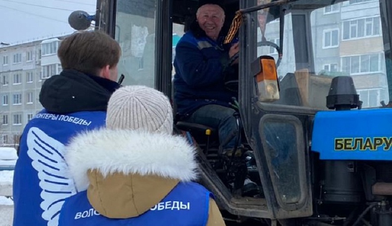 Волонтёры в Людинове напоили чаем коммунальщиков, которые убирают снег