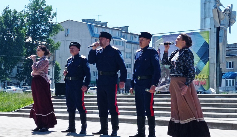 В День России активные людиновцы получили паспорта и заслуженные награды