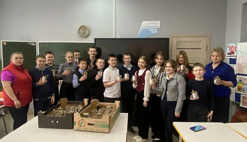 Жиздринские школьники изготовили окопные свечи для участников СВО