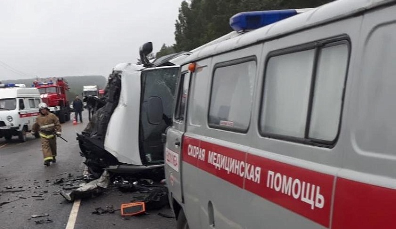 В Думиничском районе столкнулись грузовик «Ивеко» и «Логан»