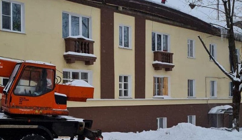 В калужском доме с обрушившейся крышей начались восстановительные работы