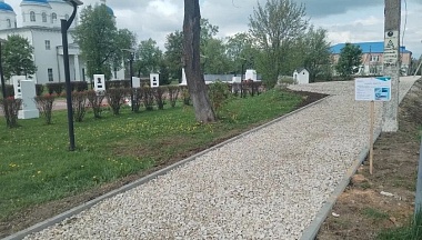 В Мещовске благоустраивают территорию у мемориального комплекса 