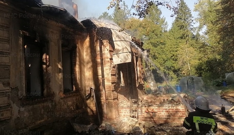 В Калужской области загорелся жилой дом