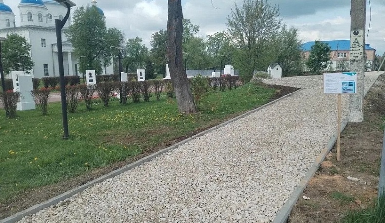 В Мещовске благоустраивают территорию у мемориального комплекса 