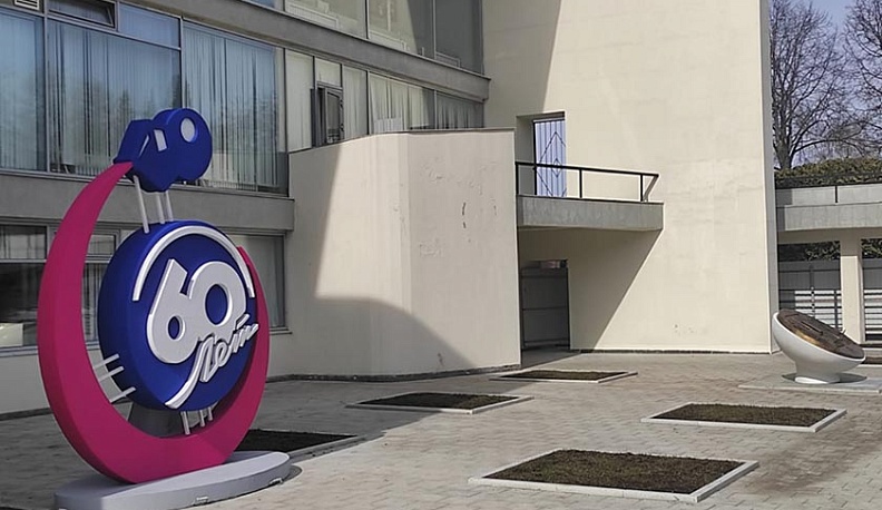 Около музея космонавтики появилась стела и буквенная композиция