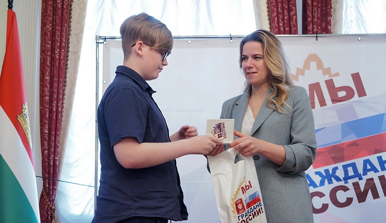 Накануне Дня России калужским школьникам вручили паспорта