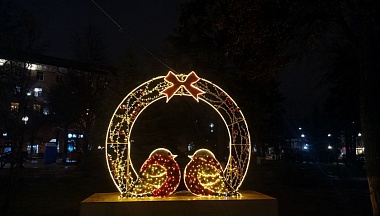 В Калуге убирают новогодние украшения