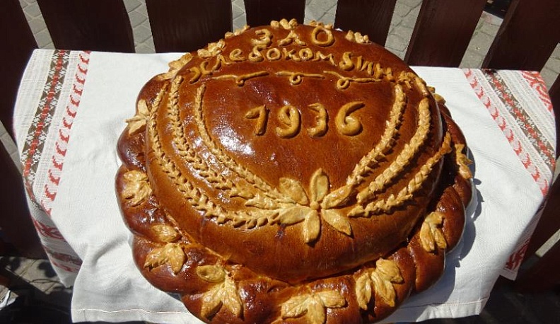 Калужанам предложили сфотографироваться с огромным караваем хлеба