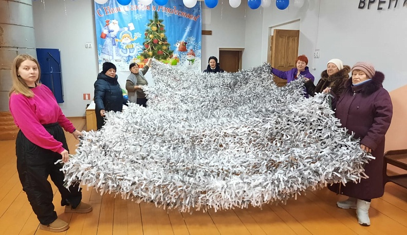 В Барятино Тарусского района плетут «зимние» маскировочные сети для СВОих