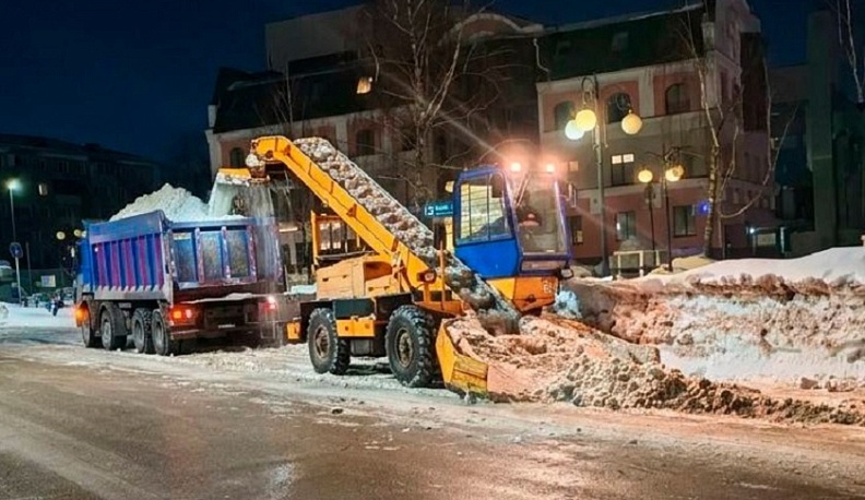 В Калуге продолжают убирать снег
