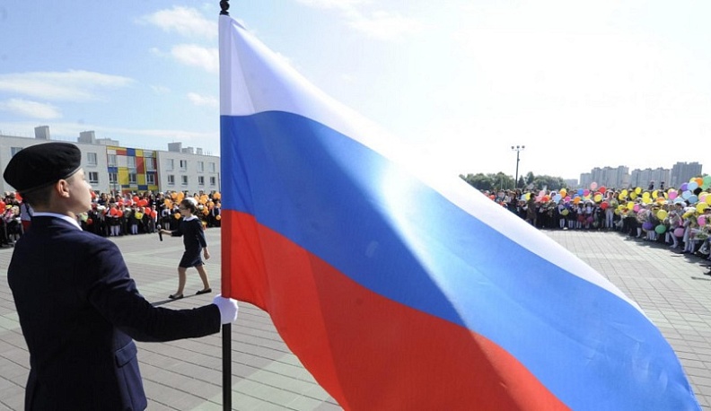 Правительство РФ обеспечит 11 тысяч школ страны новыми комплектами государственной символики