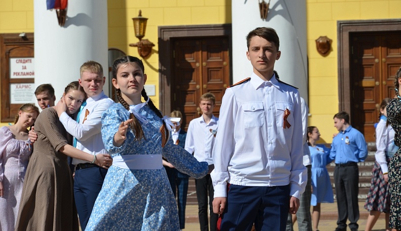 Жители Калуги закружились в «Вальсе Победы»