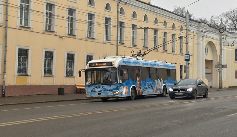 В Калуге мужчина пострадал при падении в троллейбусе